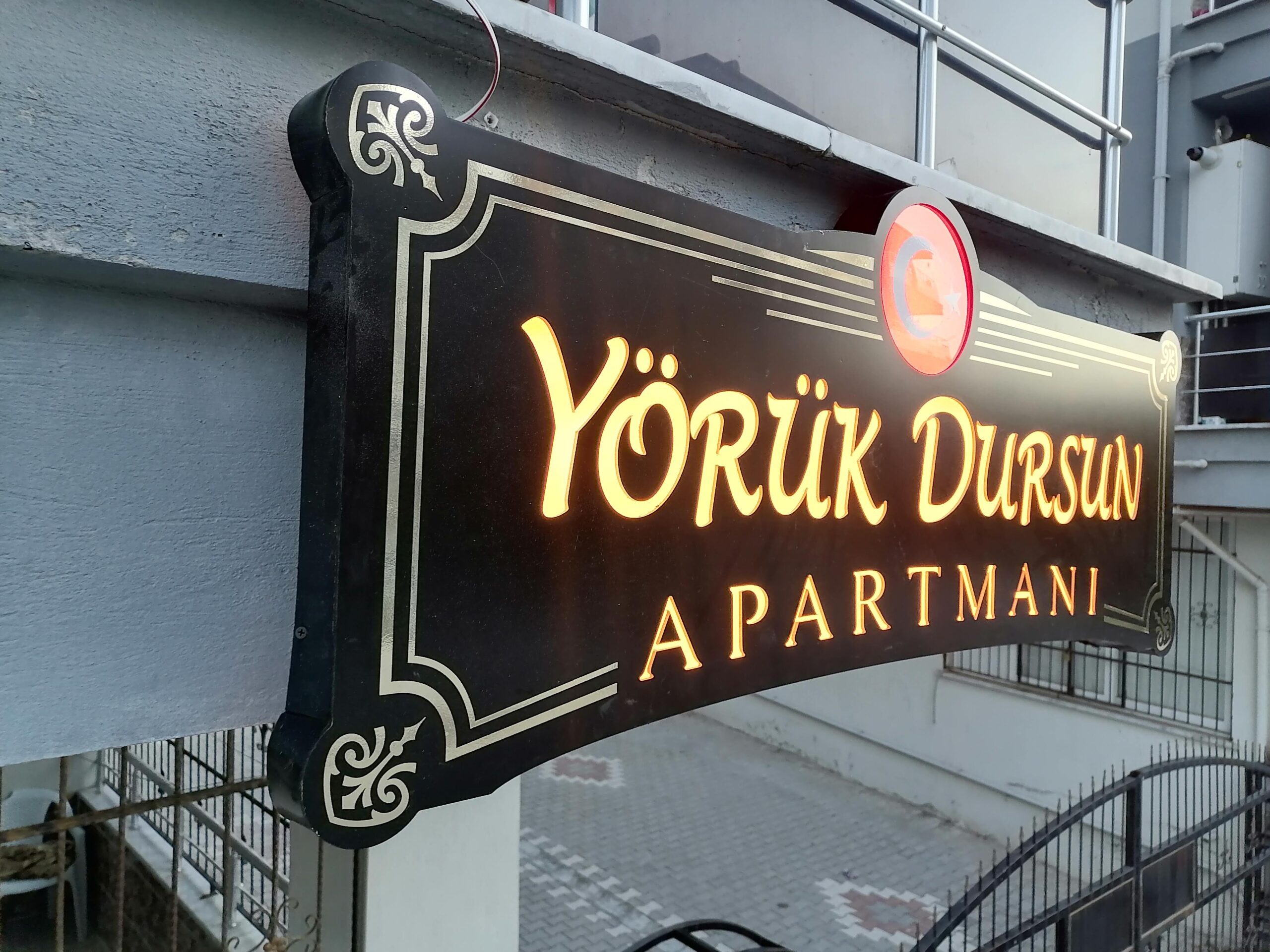 yörük apartman isim tabelası